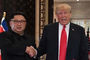 Tổng thống Mỹ Trump (phải) và lãnh đạo Triều Tiên Kim Jong-un tại Singapore tháng 6/2018. Ảnh: AFP.