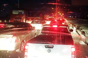 Kẹt xe trên cao tốc hướng Trung Lương - TP.HCM tối mùng 5 Tết. Ảnh: Hoàng Nam.