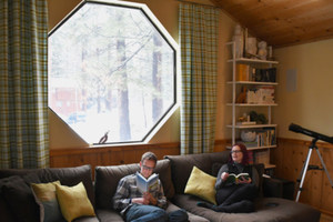 Những ngày không đi du lịch, chị Tanja Hester và anh Mark Bunge thảnh thơi làm những điều mình muốn mà không phải lo kiếm tiền. Ảnh: New York Post.