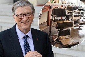 Tỷ phú Bill Gates giàu thứ 2 thế giới nhưng vẫn phải xếp hàng khi đi cắt tóc.