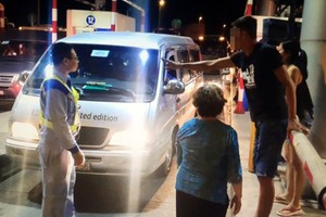 Tài xế dừng xe tại cabin trên cao tốc TP.HCM - Long Thành đòi xả trạm. Ảnh:VEC E.