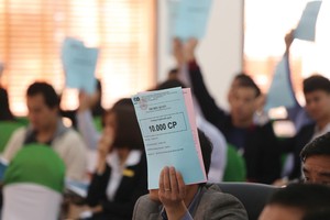 Việc chia cổ tức tiền mặt hay cổ phiếu phụ thuộc vào tình hình hoạt động của doanh nghiệp, cũng như thị giá trên sàn của các mã chứng khoán.