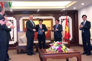 Đại sứ Hoa Kỳ tại Việt Nam chính thức trao Chứng chỉ phê chuẩn năng lực giám sát an toàn hàng không mức 1 (CAT 1) cho ông Đinh Việt Thắng - Cục trưởng Cục Hàng không Việt Nam.