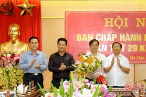 Lãnh đạo tỉnh Hà Tĩnh chúc mừng đồng chí Hoàng Trung Dũng.
