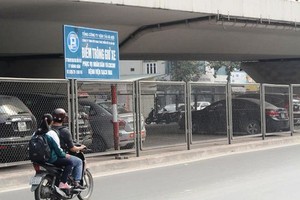 Hà Nội đề xuất Bộ GTVT được chông giữ phương tiện dưới 4 gầm cầu đến năm 2023.