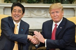 Tổng thống Mỹ Trump (phải) và Thủ tướng Nhật Shinzo Abe tại Nhà Trắng năm 2017. Ảnh: AFP.