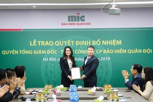 Ông Uông Đông Hưng - Chủ tịch HĐQT Tổng công ty cổ phần Bảo hiểm Quân đội trao Quyết định bổ nhiệm Bà Nguyễn Thị Hải Yến.