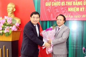 Bí thư Tỉnh ủy Nghệ An trao quyết định và chúc mừng đồng chí Nguyễn Nam Đình.