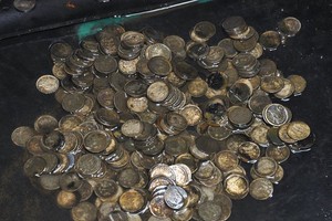 Tổng cộng trong hòm tiền có 9.877 đồng xu bằng bạc và vàng quý hiếm từ năm 1857.