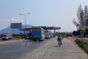 Phương tiện lưu thông qua trạm thu phí BOT. (Ảnh: Doãn Đức/Vietnam+).