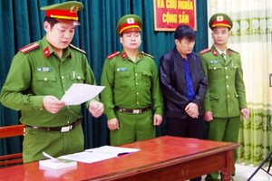 Công an tỉnh Hà Giang đọc lệnh bắt đối với ông Nguyễn Quang Huy. Ảnh: Công an Hà Giang.