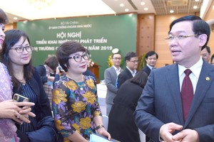 Phó thủ tướng Vương Đình Huệ trao đổi với các thành viên thị trường tại Hội nghị.