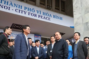 Thủ tướng kiểm tra tại Trung tâm báo chí quốc tế. - Ảnh: VGP.