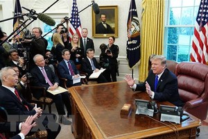 Tổng thống Mỹ Donald Trump (phải) trong cuộc gặp với Phó Thủ tướng Trung Quốc Lưu Hạc (trái) tại Washington, DC, Mỹ, ngày 22/2. (Nguồn: AFP/TTXVN).