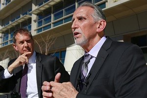 Craig Coley (phải) và luật sư trò chuyện với phóng viên hôm 15/2. Ảnh: AP.