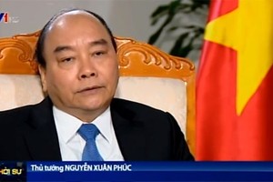 Thủ tướng Chính phủ Nguyễn Xuân Phúc trả lời phỏng vấn báo chí.
