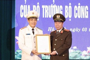 Thượng tướng Bùi Văn Nam trao quyết định và chúc mừng Đại tá Võ Trọng Hải.