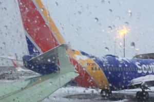 Hành khách có mặt trên máy bay chụp lại cảnh cánh của hai chiếc phi cơ quệt vào nhau. Ảnh: News.