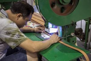 Công nhân làm việc trong một nhà máy ở Quảng Châu (Trung Quốc). Ảnh: Bloomberg.