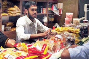 Cậu con trai tỷ phú Dravya đã phải tìm nhiều việc để tự trang trải cuộc sống trong một tháng. Ảnh:Timesofindia.