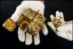 Hộp đựng đồ ăn vặt bằng vàng từ 200 năm trước.