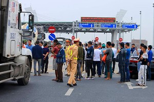 Nhiều tài xế tập trung đề nghị miễn phí qua trạm BOT Phả Lại sáng 27/12/2018 khi trạm này bắt đầu thu phí. Ảnh: Phương Sơn.