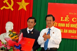 Phó Chánh án TAND tối cao Lê Hồng Quang trao quyết định và chúc mừng đồng chí Huỳnh Thanh Tâm.