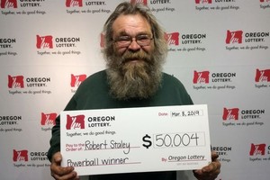 Ông Robert Staley nhận giải thưởng tại Xổ số Oregon.