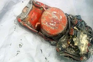 Hộp đen máy bay Ethiopia được thu thập hôm 11/3 tại hiện trường tai nạn ở Addis Ababa. Ảnh: AFP.