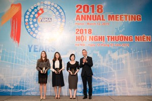 Đại diện MSB, bà Hồ Thị Quỳnh Hương - Giám đốc quản lý giao dịch trái phiếu Chính phủ (thứ 2 từ trái sang) nhận giải thưởng từ VBMA.