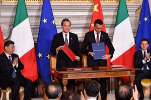 Lễ ký kết thỏa thuận Vành đai Con đường diễn ra hôm nay dưới sự chứng kiến của Chủ tịch Trung Quốc Tập Cận Bình (ngoài cùng bên trái) và Thủ tướng Italy Giuseppe Conte (ngoài cùng bên phải). Ảnh: AFP.