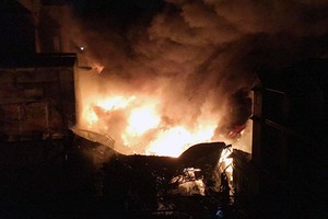 Lửa ngùn ngụt từ xưởng dầu. Ảnh: Sơn Hoà.