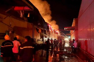 Kho chứa bông cháy lớn. Ảnh: Trường Hà.