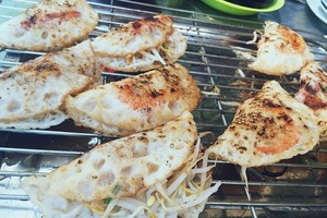 Bánh xèo vốn đã nổi tiếng trong nền ẩm thực Việt Nam. Món bánh có lớp vỏ mỏng được rán giòn tan kẹp nhân thịt, tôm và giá bên trong đã trở thành một món ngon khiến bao người phải thèm thuồng và gây thương nhớ trong lòng du khách quốc tế. Tại Nha Trang (Khánh Hòa), món bánh nổi tiếng này đã được biến tấu lại thành một món đặc sản vùng biển mang tên bánh xèo mực. Ảnh: @khuatgiaminh.