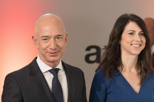 Ông chủ Amazon - Jeff Bezos và vợ - MacKenzie Bezos. Ảnh: DPA.