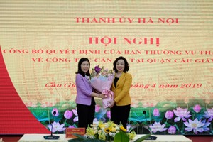 Phó Bí thư Thường trực Thành ủy Hà Nội Ngô Thị Thanh Hằng trao quyết định và chúc mừng đồng chí Trần Thị Phương Hoa.