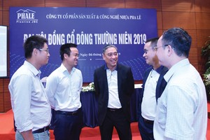 Ông Mai Thanh Phương (đứng giữa) đang trò chuyện cùng các cộng sự tại Nhựa Pha Lê.