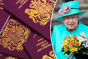Ngoài hộ chiếu, nữ hoàng cũng lái xe mà không cần bằng. Vì bằng lái ở Anh cũng được cấp phép nhân danh bà. Ảnh: Daily Express.