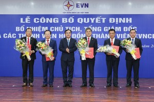 Chủ tịch HĐTV EVN Dương Quang Thành trao các quyết định bổ nhiệm thành viên HĐTV EVNCPC. - Ảnh: VGP