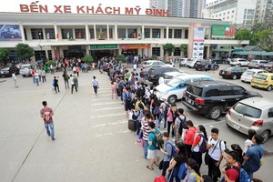 Hà Nội đã lên các phương án để ngăn chặn việc đầu cơ, tăng giá xe khách trái phép dịp 30/4 và 1/5. (Ảnh: Minh Sơn/Vietnam+).