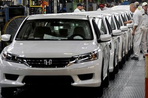 Nguồn cung xe nhập khẩu, xe trong nước dồi dào.