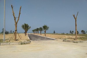 Các tuyến đường nội khu đang được thảm nhựa.