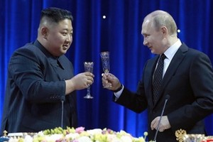 Tổng thống Nga Putin (phải) và lãnh đạo Triều Tiên Kim Jong-un tại hội nghị thượng đỉnh ở Vladivostok hôm 25/4. Ảnh: Reuters.