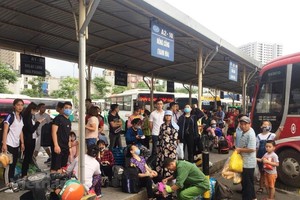 Rất đông người dân đã đổ xô về bến xe để nghỉ ngày lễ 30/4 và 1/5. (Ảnh: Việt Hùng/Vietnam+).
