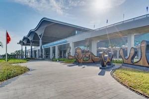 Mặt trước nhà ga quốc tế Cam Ranh. (Ảnh: Tiên Minh/TTXVN).