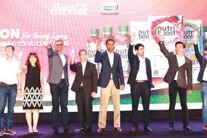 Các đại diện của Coca-Cola và Fonterra chúc mừng sự kiện hợp tác chiến lược.