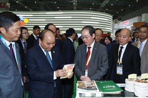 Thủ tướng Chính phủ Nguyễn Xuân Phúc và đoàn cán bộ cấp cao Việt Nam thăm gian hàng của Hapro tại Hội chợ nhập khẩu quốc tế Trung Quốc 2018.