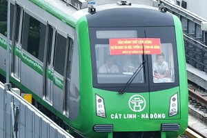 Tàu Cát Linh - Hà Đông chạy thử trên tuyến. Ảnh: Ngọc Thành. 