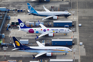 Máy bay 737 Max của một số hãng hàng không đang đỗ tại phi trường. Ảnh:  Reuters