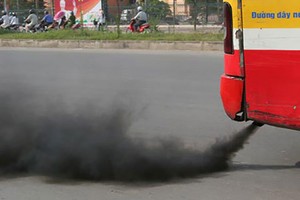 Xe buýt xả khói đen trên đường phố Hà Nội. Ảnh: Khánh Chi